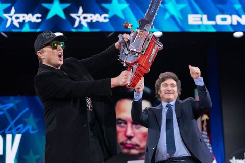 Elon Musk mit Kettensäge