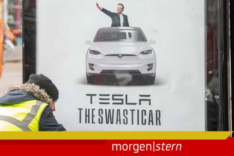 "Tesla, das Hakenkreuzauto", steht auf den Fake-Werbeplakaten der Anti-Elon Musk Aktivisten