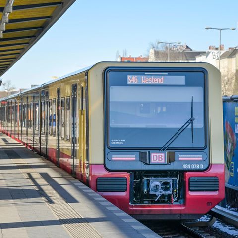 Berlin: Eine S-Bahn fährt in die Haltestelle ein