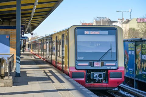 Berlin: Eine S-Bahn fährt in die Haltestelle ein