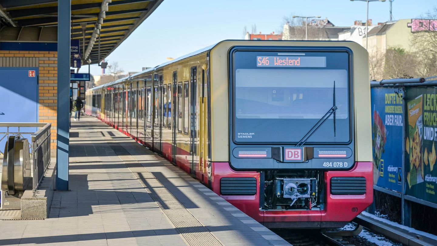 S-Bahn Berlin Berlin: Eine S-Bahn fährt in die Haltestelle ein