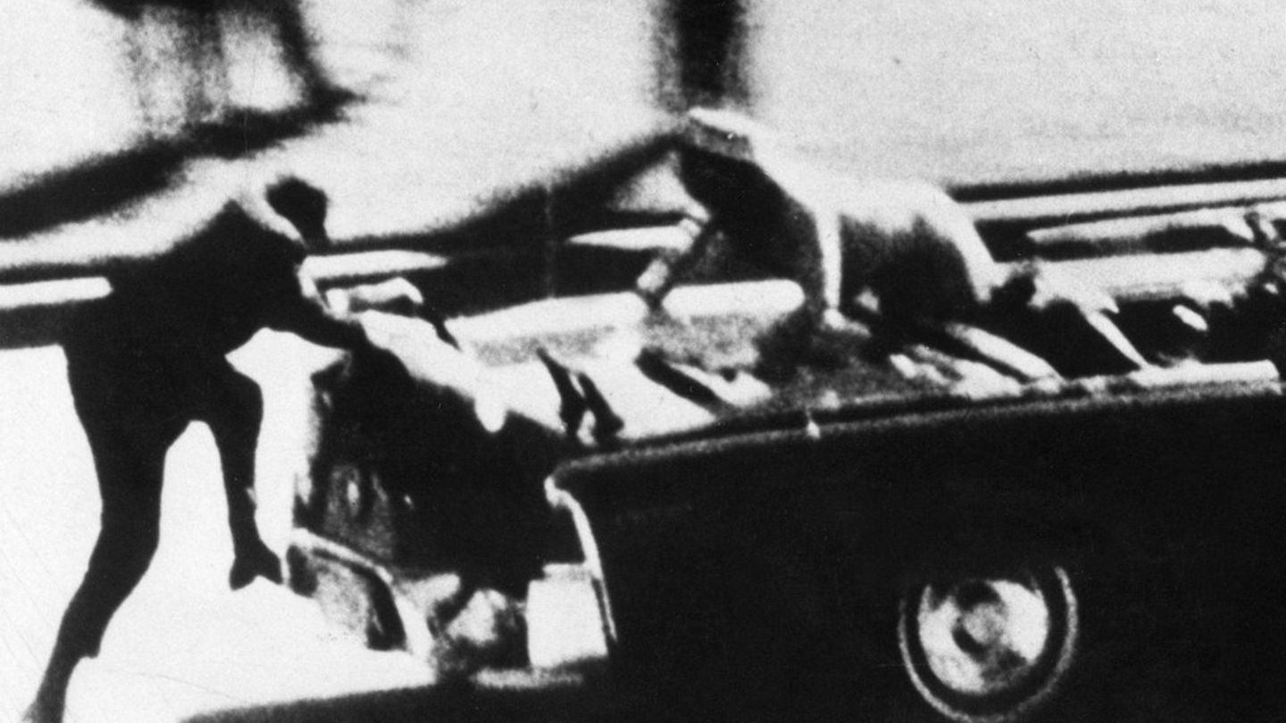 Clint Hill: Berühmter Kennedy-Leibwächter ist tot – der Mann, der auf das Auto sprang