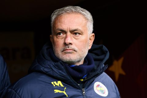 José Mourinho, Trainer von Fenerbahce Istanbul, auf der Bank bei Derby gegen Galatasaray