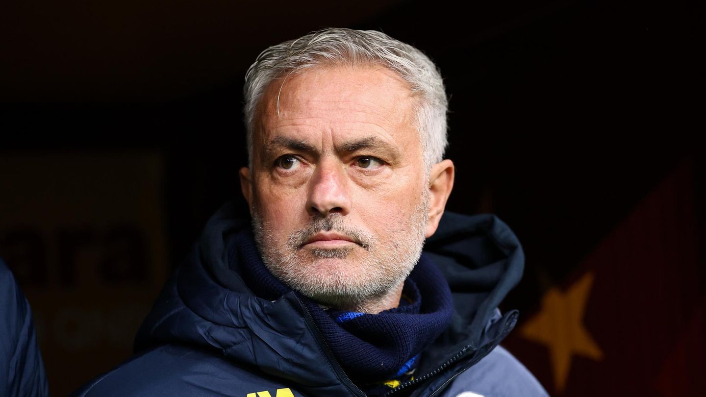 José Mourinho, Trainer von Fenerbahce Istanbul, auf der Bank bei Derby gegen Galatasaray