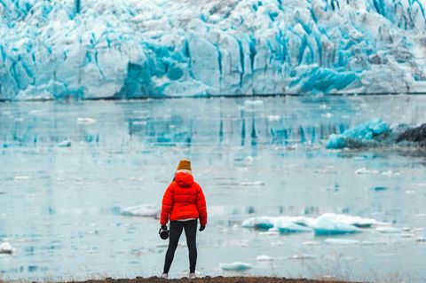 Frau vor dem Gletscher Fjallsjökull in Island