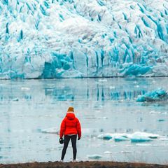 Frau vor dem Gletscher Fjallsjökull in Island