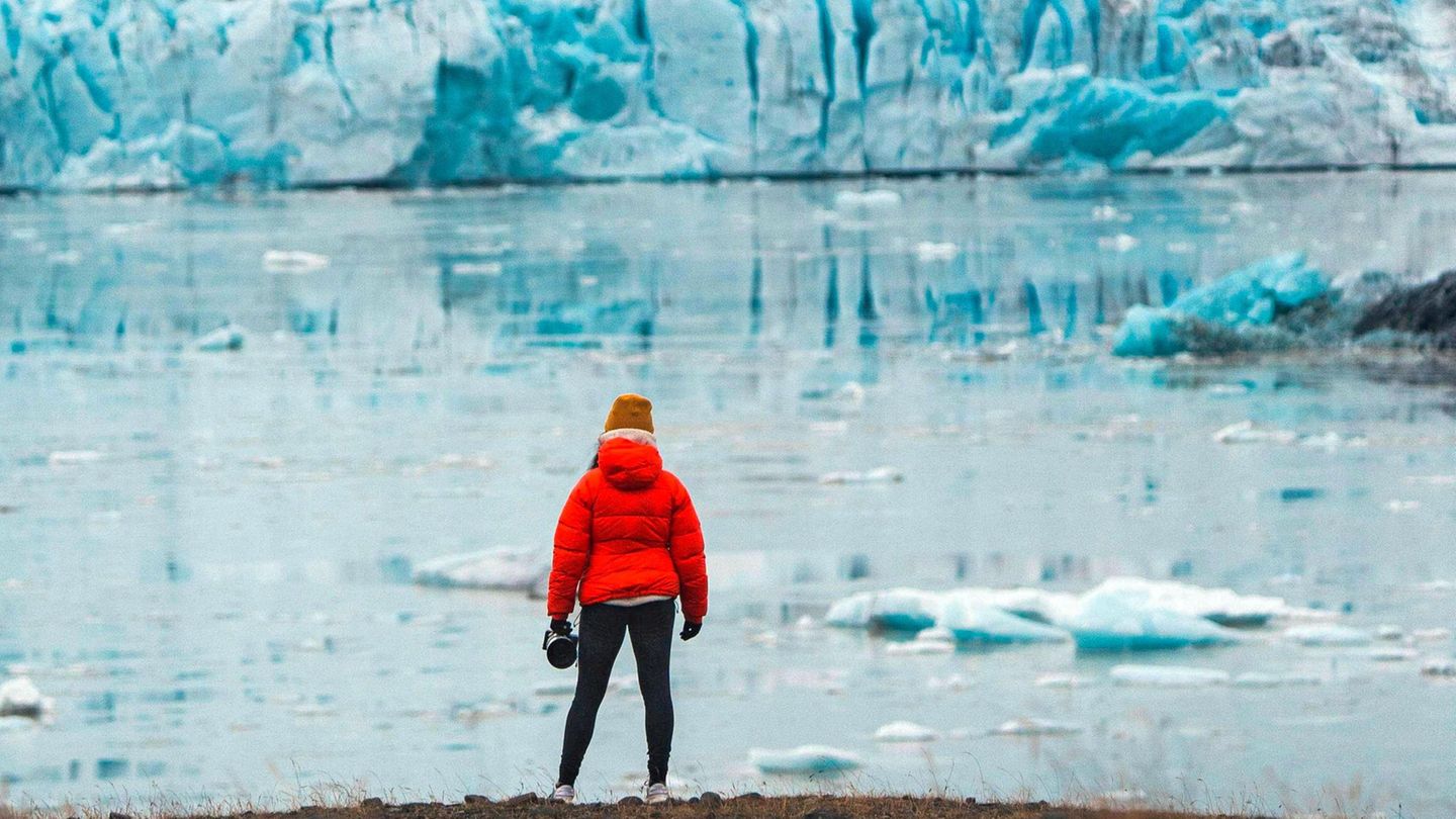 Frau vor dem Gletscher Fjallsjökull in Island