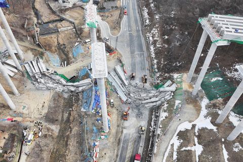 Auf einer Autobahnbaustelle in Südkorea etwa 65 Kilometer südlich von Seoul stürzt eine Brücke ein