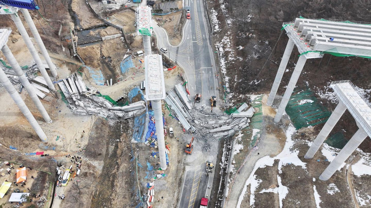 Auf einer Autobahnbaustelle in Südkorea etwa 65 Kilometer südlich von Seoul stürzt eine Brücke ein