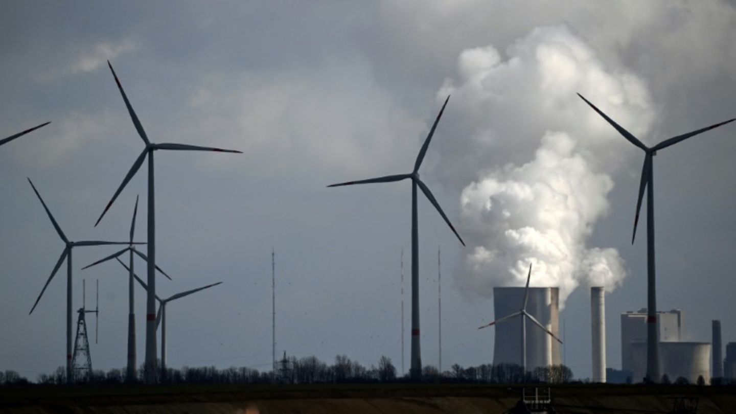 Windräder vor Kohlekraftwerk
