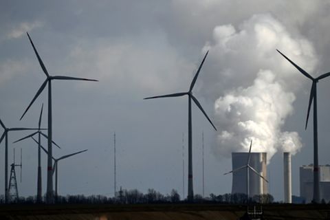 Windräder vor Kohlekraftwerk