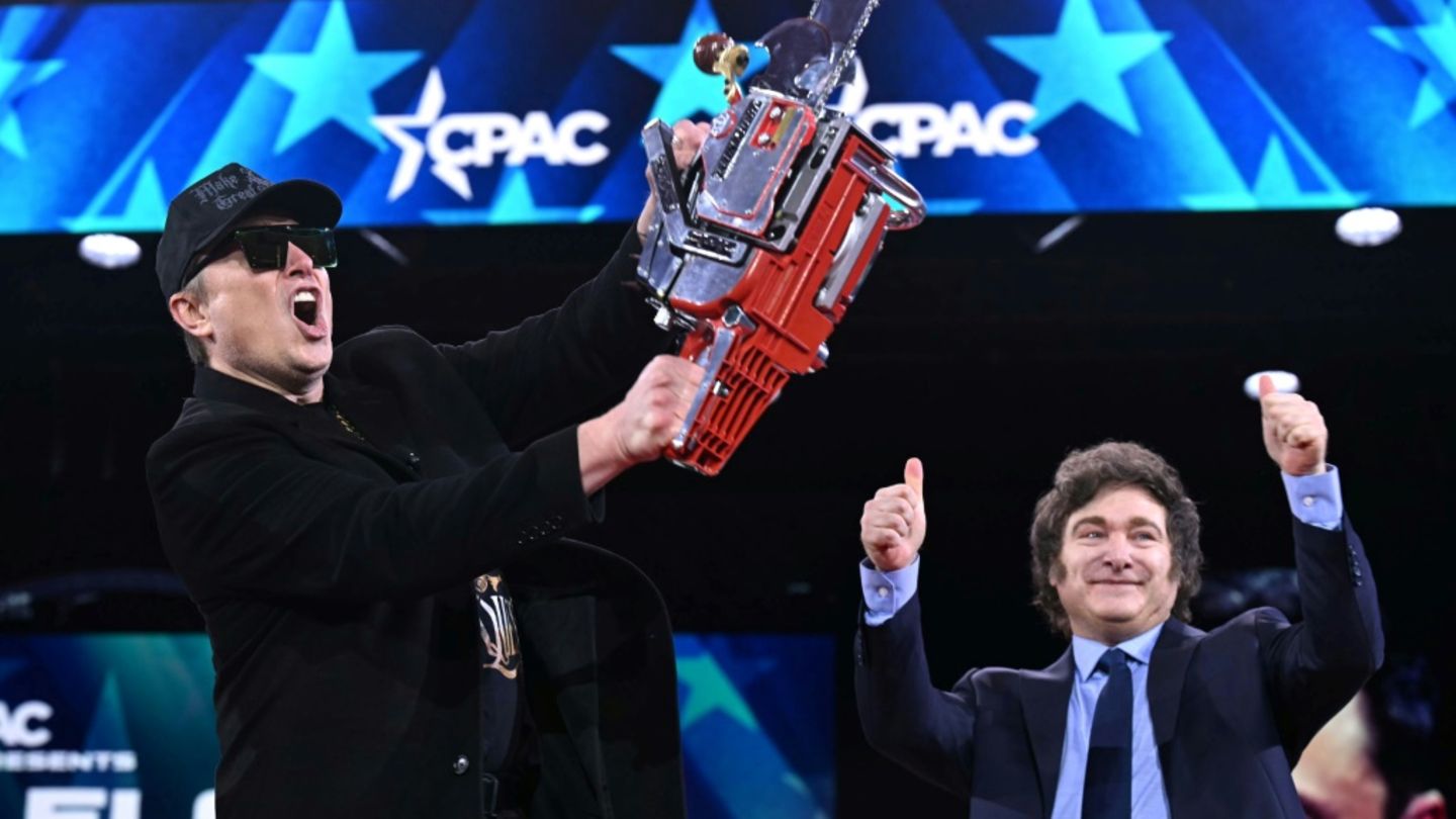 Musk (vorne) mit Argentiniens Präsident Milei