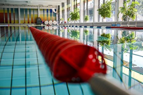 Für Schwimmunterricht vorbereitetes Schwimmbad