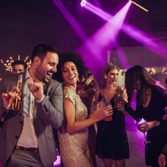 Ein liebevolles junges Paar, das in einem Nachtclub feiert