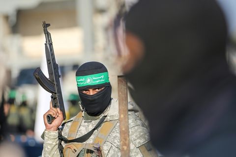 Vermummter Hamas-Kämpfer im Gazastreifen
