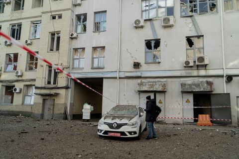 Schäden nach Raketenangriff in Kiew, 12. Februar