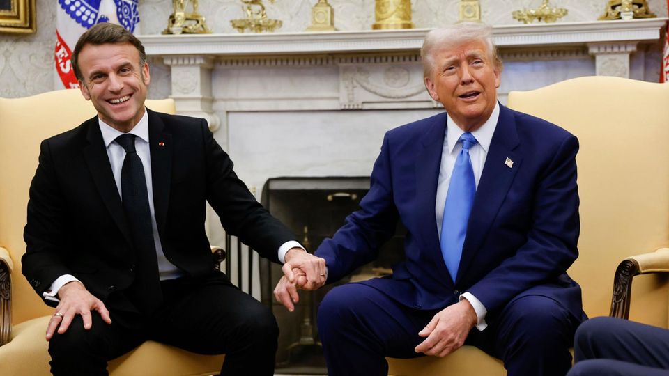 Emmanuelle Macron korrigiert Donald Trump vor versammelter Presse Emmanuelle Macron und Donald Trump sitzen im Oval Office des Weißen Haus