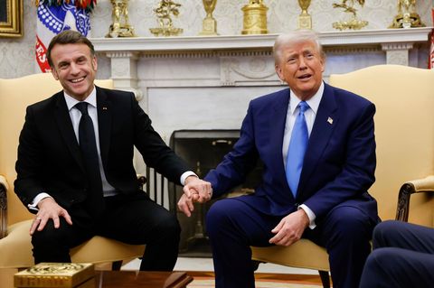 Emmanuelle Macron und Donald Trump sitzen im Oval Office des Weißen Haus