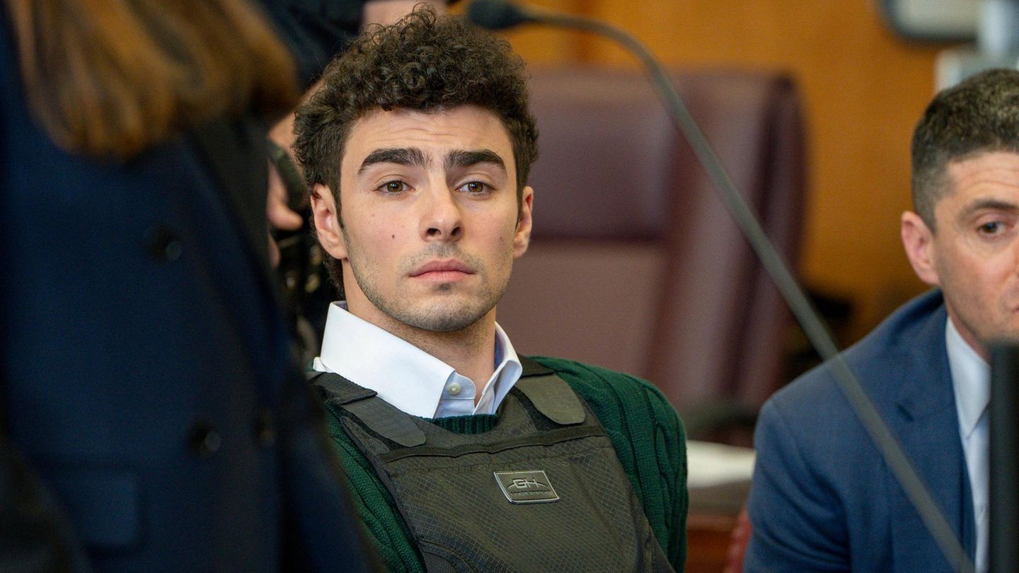 Luigi Mangione vor Gericht bei seiner Anhörung wegen Mordes an Brian Thompson, dem Chef von "United Healthcare". Der 26-Jährige sieht sich als Rächer der Opfer des US-amerikanischen Gesundheitssystems