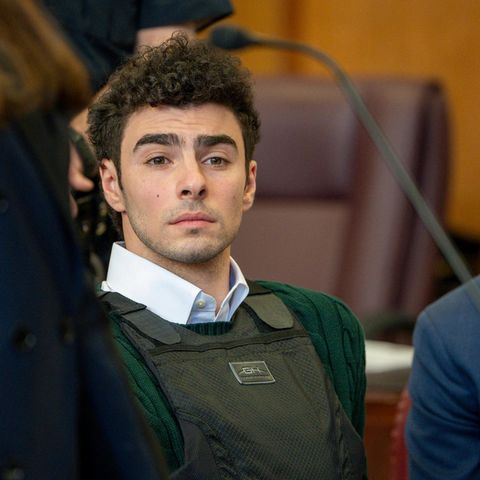 Luigi Mangione vor Gericht bei seiner Anhörung wegen Mordes an Brian Thompson, dem Chef von "United Healthcare". Der 26-Jährige sieht sich als Rächer der Opfer des US-amerikanischen Gesundheitssystems