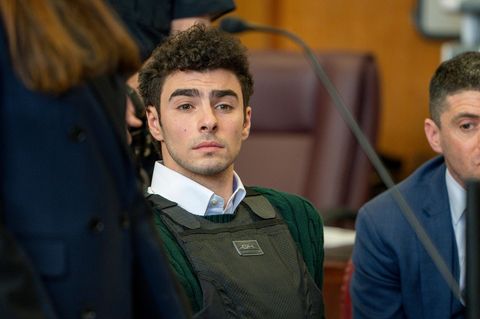Luigi Mangione vor Gericht bei seiner Anhörung wegen Mordes an Brian Thompson, dem Chef von "United Healthcare". Der 26-Jährige sieht sich als Rächer der Opfer des US-amerikanischen Gesundheitssystems