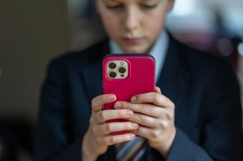 Smartphones in der Schule – was in Dänemark lange Normalität war, soll dort nun ein Gesetz verbieten