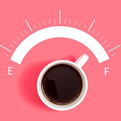 Illustration einer Kaffeetasse unter  Full Power Scala deren Henkel zum F zeigt