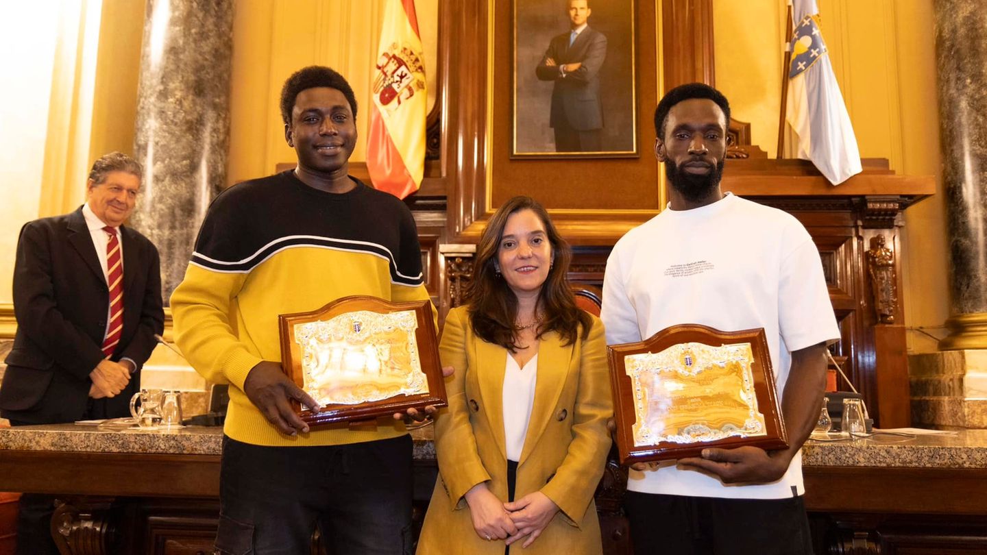 Spanien: Magatte N'Diaye (l.) und Ibrahima Diack werden als Adoptivsöhne der Stadt A Coruña geehrt