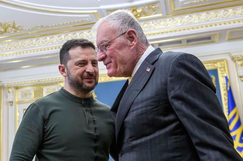 Der ukrainische Präsident Selenskyj (l.) und der US-Sonderbeauftragte für die Ukraine, Keith Kellogg