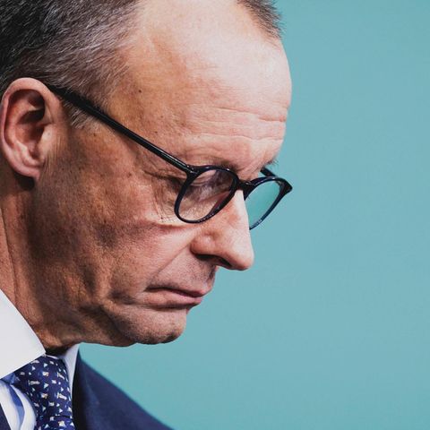 Friedrich Merz schaut nach unten