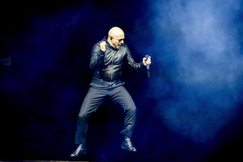 Pitbull tanzt auf der Bühne bei seinem Konzert in Amsterdam