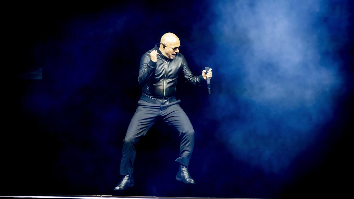 Pitbull tanzt auf der Bühne bei seinem Konzert in Amsterdam