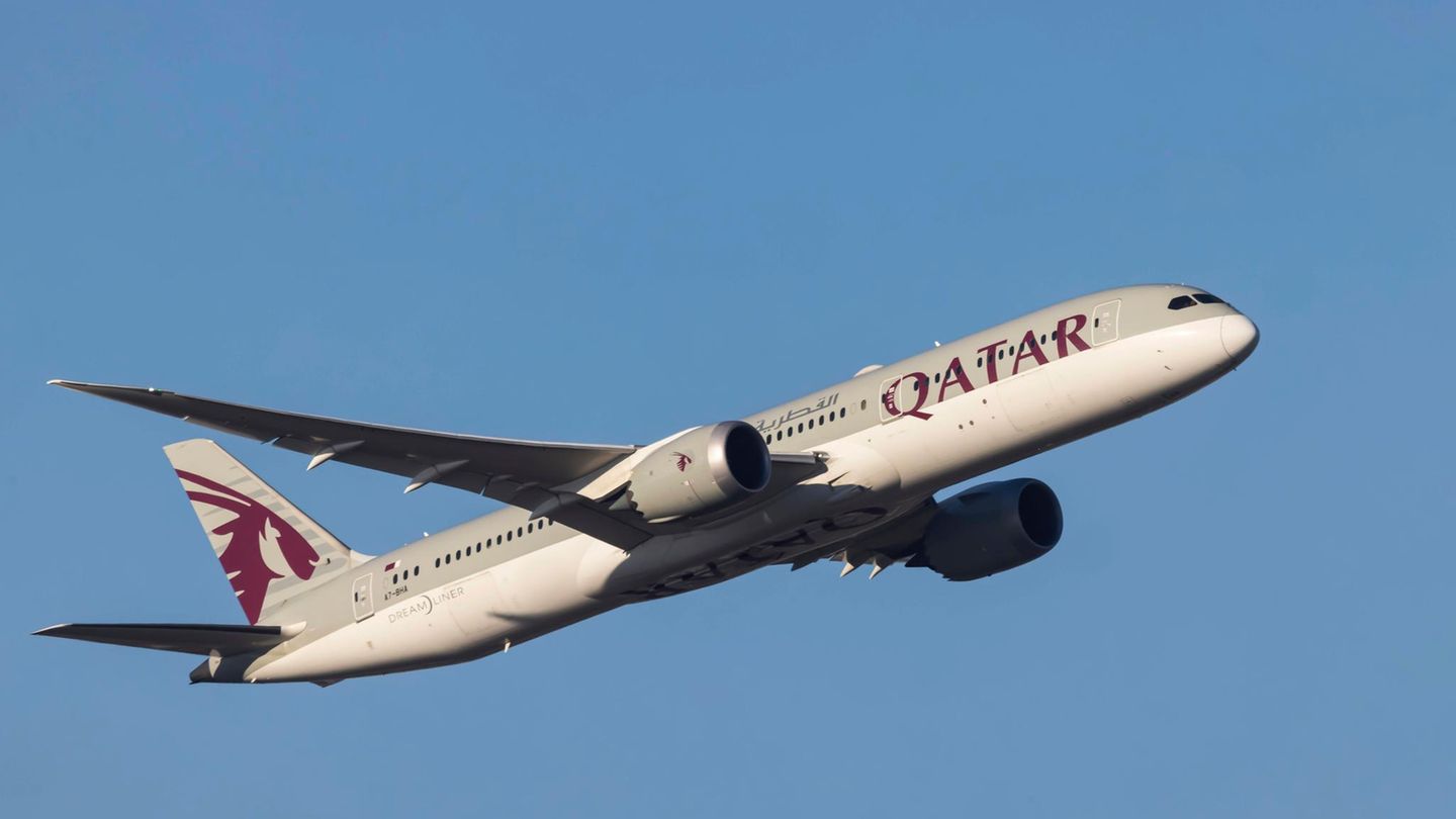 Ein Flugzeug der Fluggesellschaft Qatar Airways