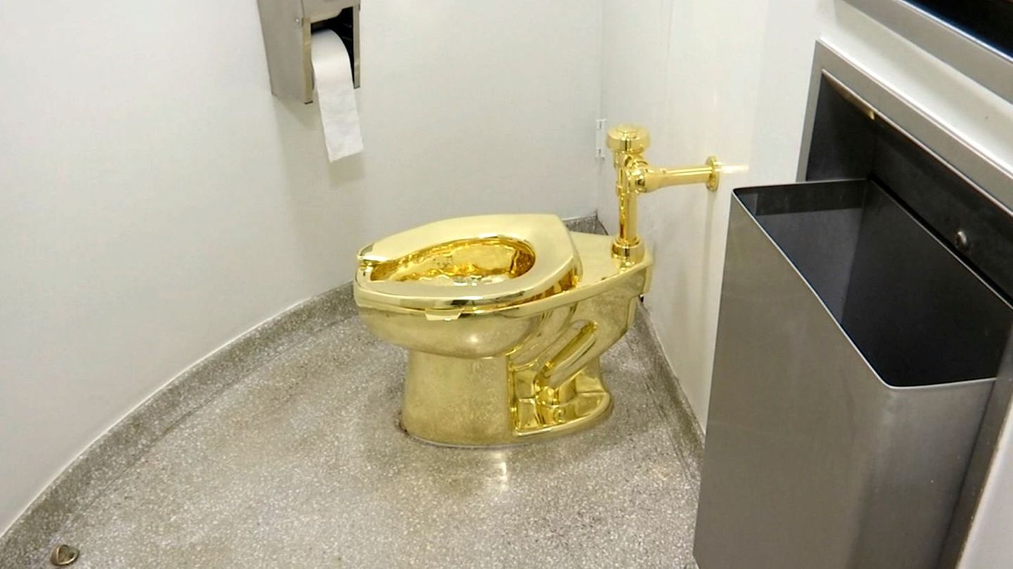 Gold toilet stolen: Dieves of 18-carat toilet from Churchill’s house Gold toilet stolen: Dieves of 18-carat toilet from Churchill’s house
