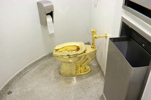 Die Toilette aus 18 karätigem Gold, ein Werk des Künstlers Maurizio Cattelan, war schon im Guggenheim-Museum in New York eine Attraktion. Diebe stahlen sie 2019 aus Blenheim Palace in Oxfordshire, England