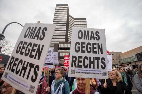 Die Anfrage der Unionsfraktion umfasst Fragen zu staatlichen Fördermitteln und Verbindungen zu Parteien von Organisationen wie Omas gegen Rechts