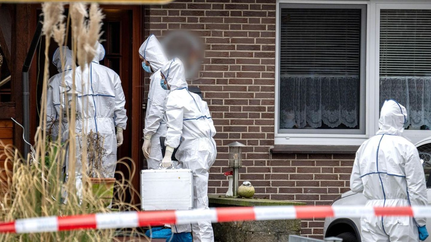 Polizeibeamte in weißen Anzügen der Spurensicherung am Tatort im niedersächsischen Scheeßel nahe Verden