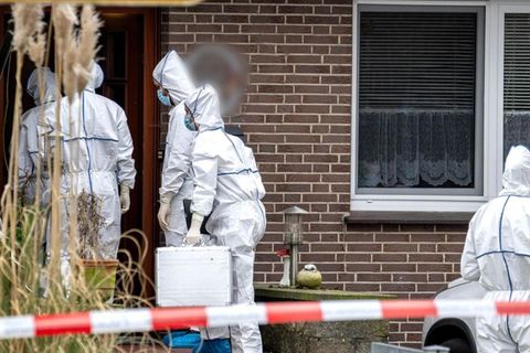 Beamte der Spurensicherung in Scheeßel. In Verden erging jetzt das Urteil