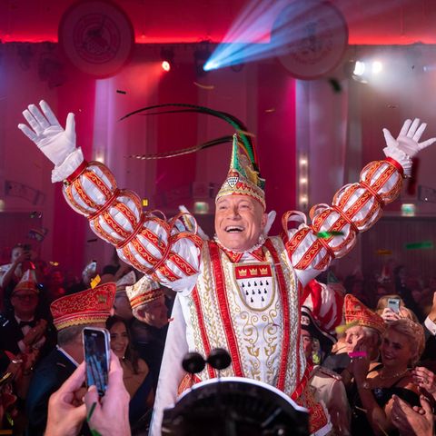 Auf dem Kölner Karneval versammeln sich zahlreiche Menschen bei Veranstaltungen und auf den Straßen, um gemeinsam zu feiern