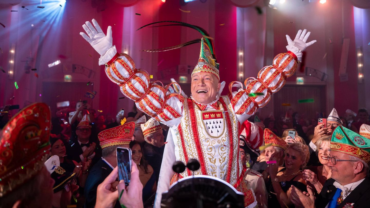 Auf dem Kölner Karneval versammeln sich zahlreiche Menschen bei Veranstaltungen und auf den Straßen, um gemeinsam zu feiern