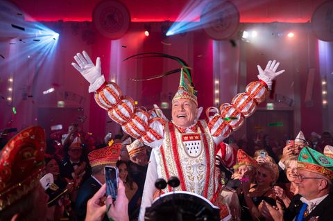 Auf dem Kölner Karneval versammeln sich zahlreiche Menschen bei Veranstaltungen und auf den Straßen, um gemeinsam zu feiern