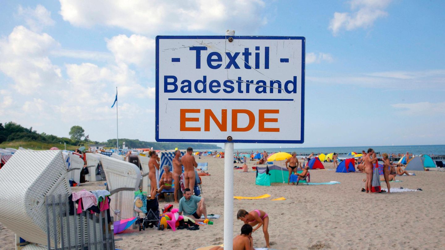 FKK Strand in Rostock Warnemünde. Auf einem Schild steht "Textil Badestrand ENDE"
