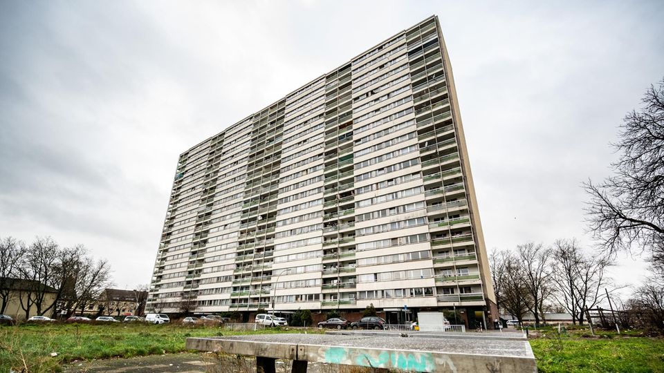 Das berüchtigte Hochhaus "Der Weiße Riese" in Duisburg ragt in den bewölkten Himmel