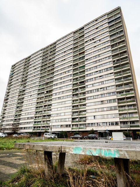 Das berüchtigte Hochhaus "Der Weiße Riese" in Duisburg ragt in den bewölkten Himmel
