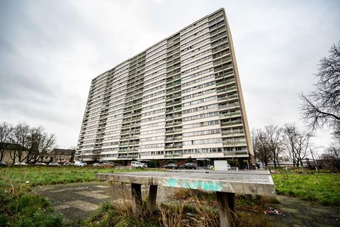 Das berüchtigte Hochhaus "Der Weiße Riese" in Duisburg ragt in den bewölkten Himmel