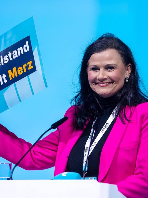 Gitta Connemann, MIT-Chefin, hält ein Schild mit dem Spruch: Mittelstand wählt Merz