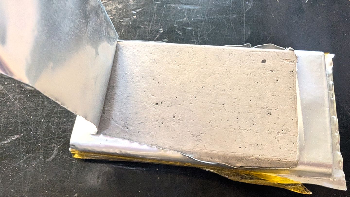 In einer Powerbank steckte statt Akkuzelle ein Block grauer Masse