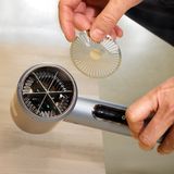 Bei diesem Föhn fiel die Abdeckung ab, die die Finger vor Verbrennung und Stromschlag schützt