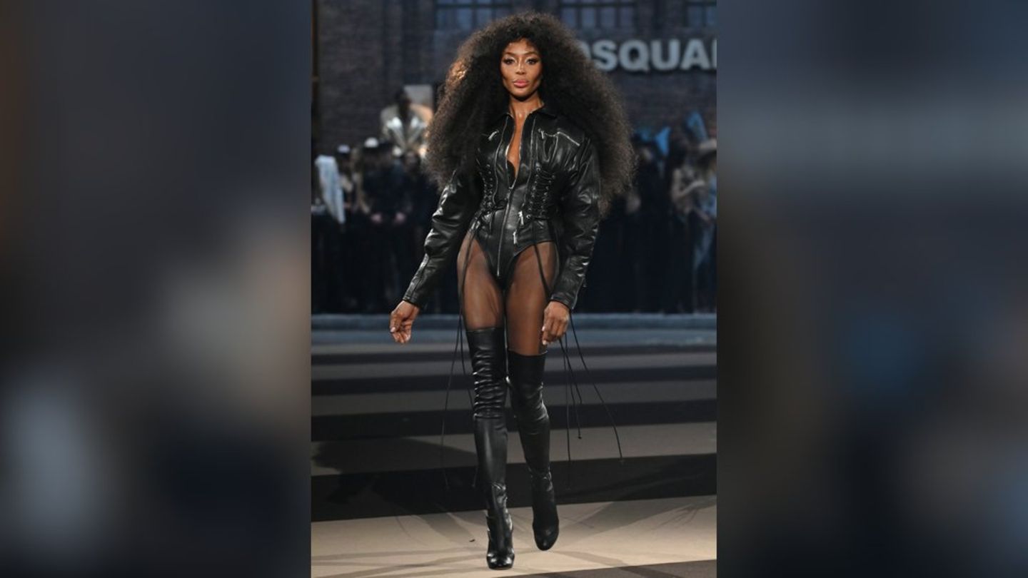 Naomi-Campbell-in-Mailand-Im-Leder-Bodysuit-auf-dem-Laufsteg