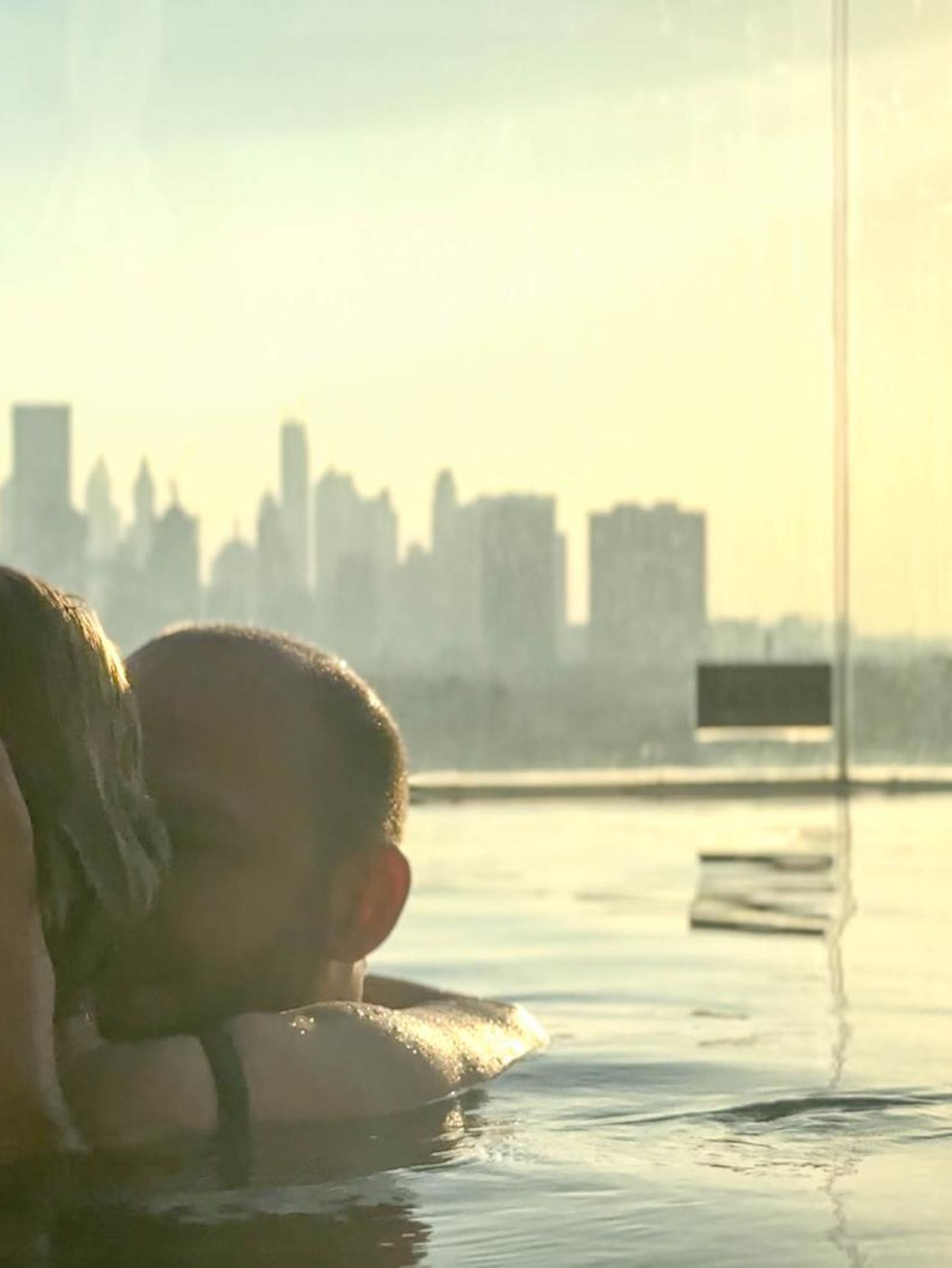 Mehr als nur Sex: Im Pool kommen sich Ben Nordmann und Christina näher